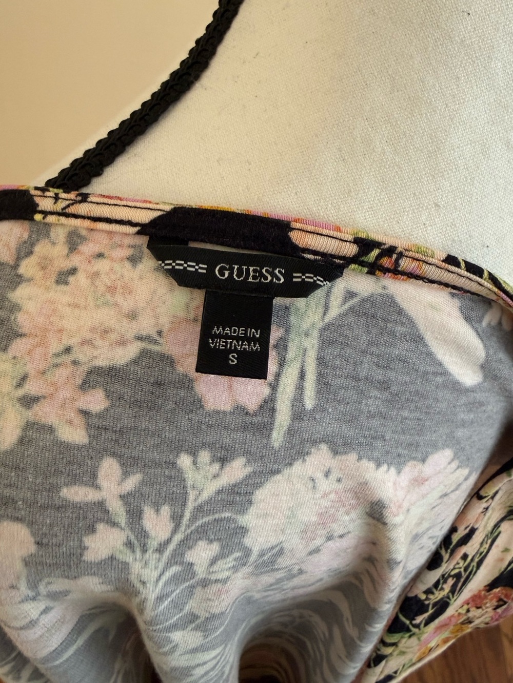 Guess - Floral Strappy Keyhole Women’s Top in Black and Pink size Small - Picture 5 of 5